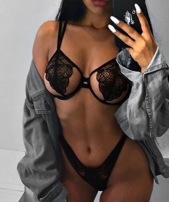 Соблазнительная дама с загадочными глазами и жгучими формами создаст атмосферу смелых фантазий и запретных желаний. Позволь мне быть твоим гидом в мире страсти и удовольствия. 3880, 18 лет